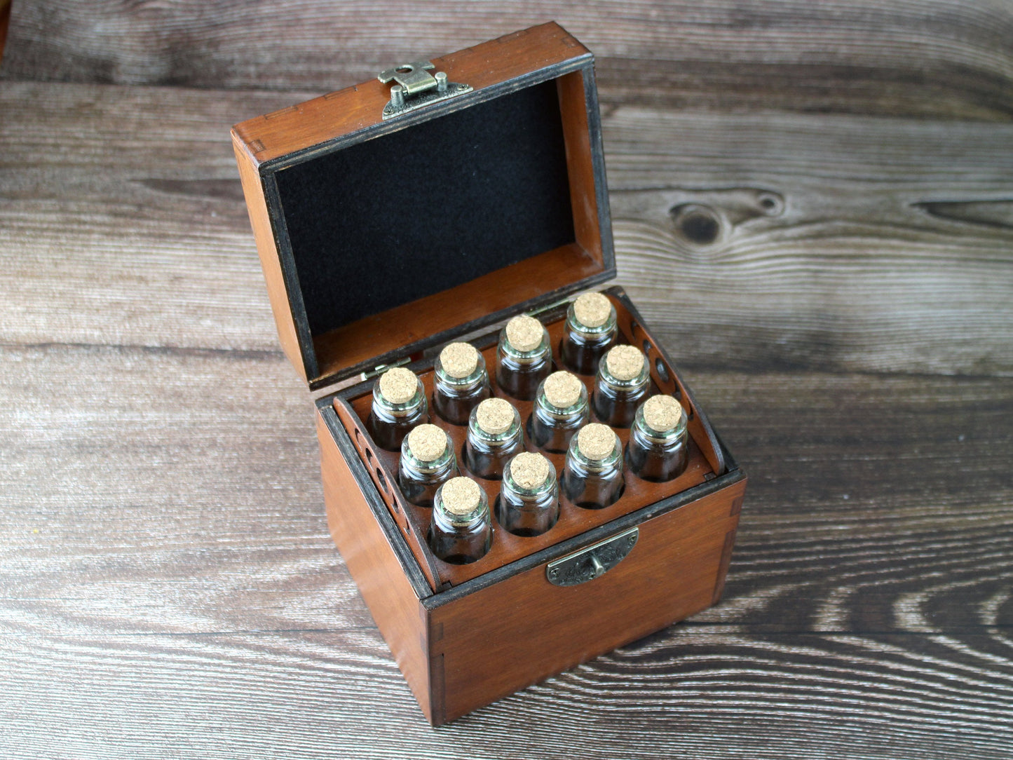 12 Bottle Two-Section Apothecary Chest – Personalised Option
